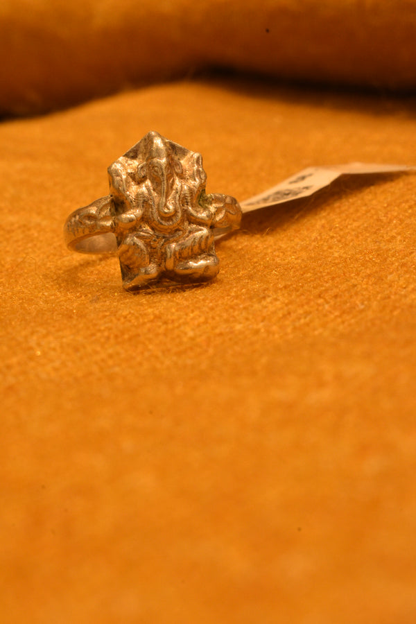 silver genesh  fancy ring common 68-42